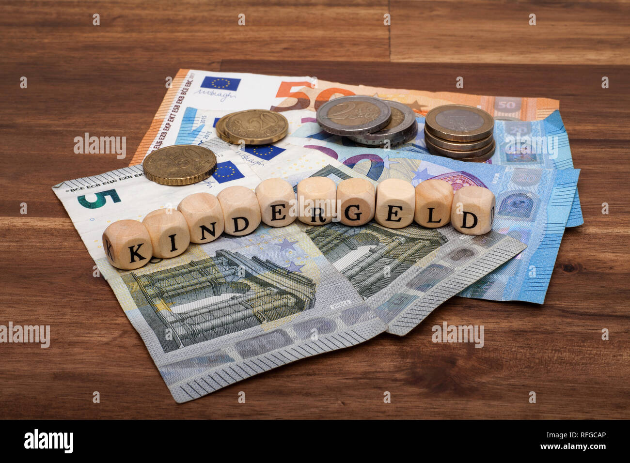 Die Euro Geldscheine und Münzen liegen auf dem Tisch mit dem Wort Kindergeld Stock Photo