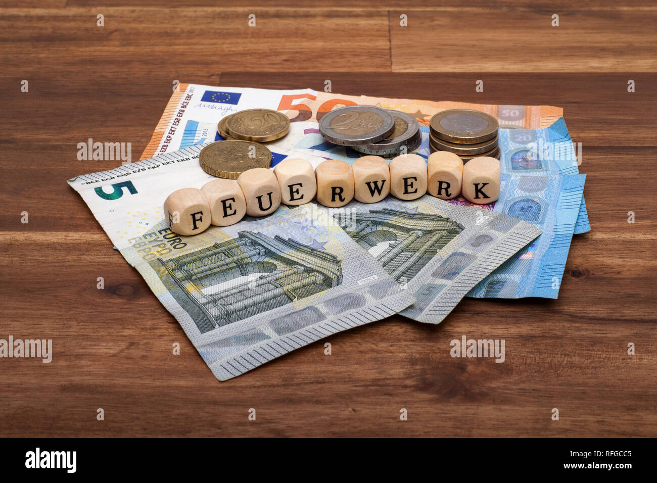 Die Euro Geldscheine und Münzen liegen auf dem Tisch mit dem Wort Feuerwerk Stock Photo