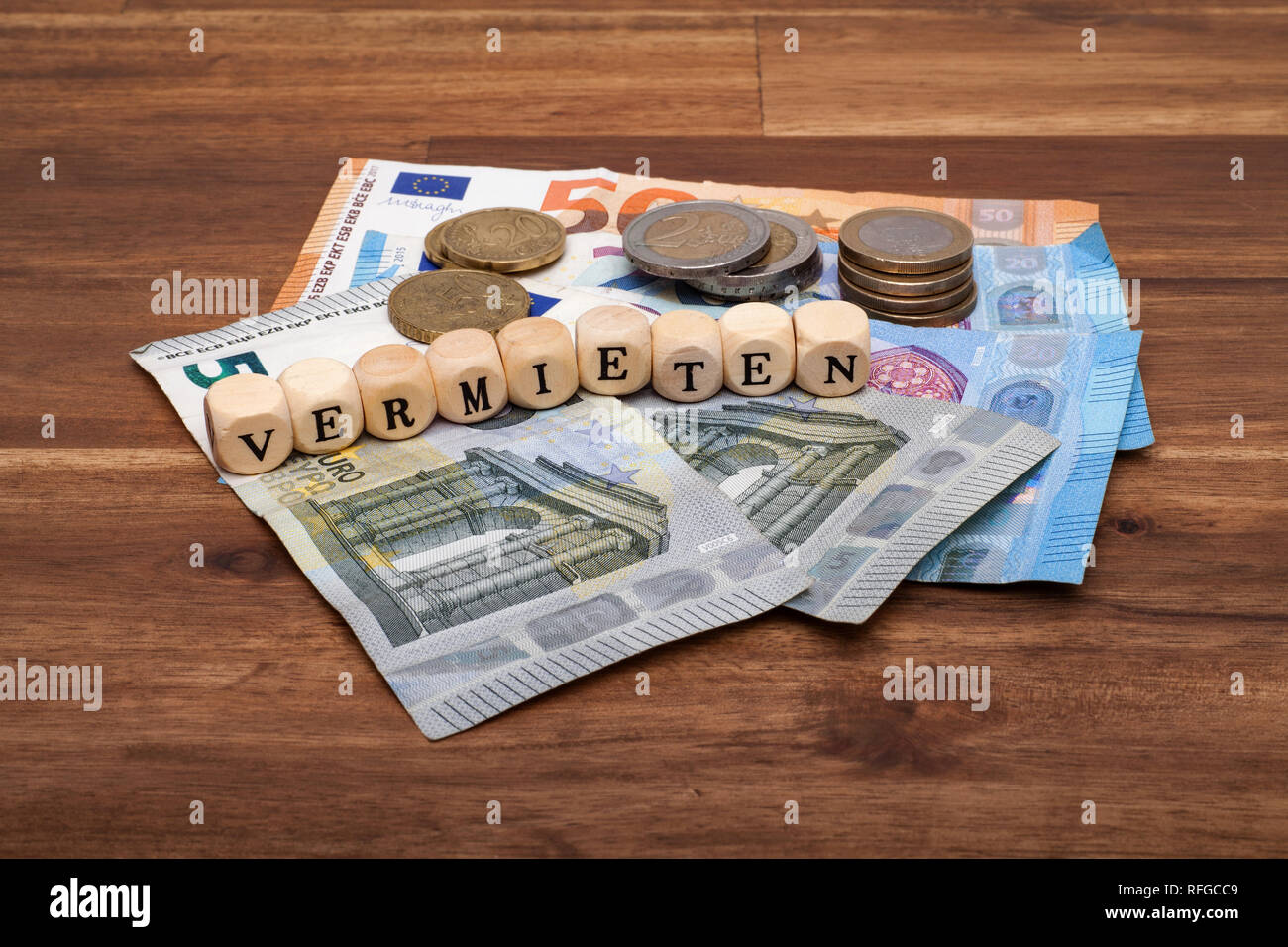 Die Euro Geldscheine und Münzen liegen auf dem Tisch mit dem Wort Kindergeld Stock Photo