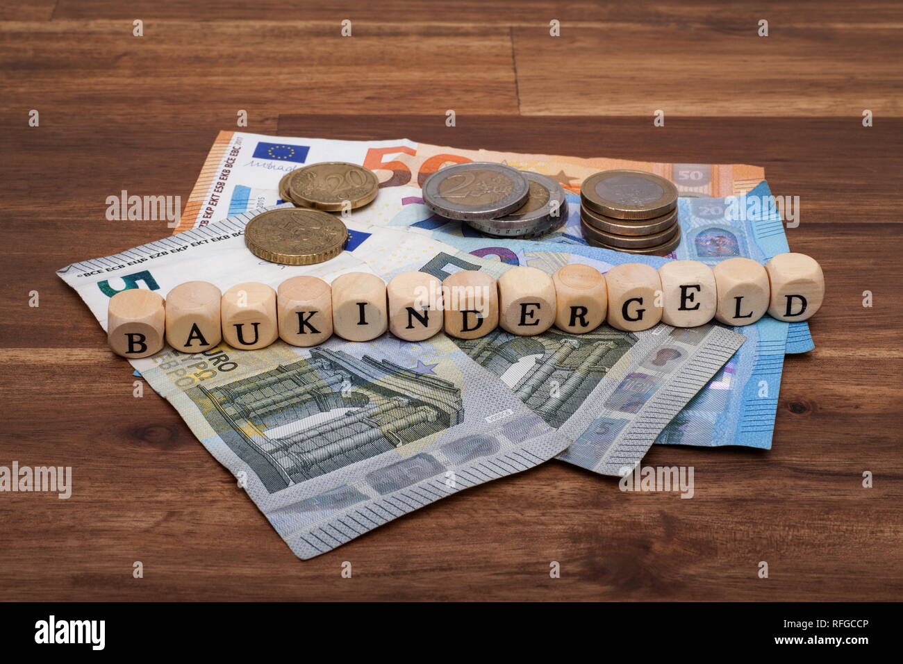 Die Euro Geldscheine und Münzen liegen auf dem Tisch mit dem Wort Baukindergeld Stock Photo