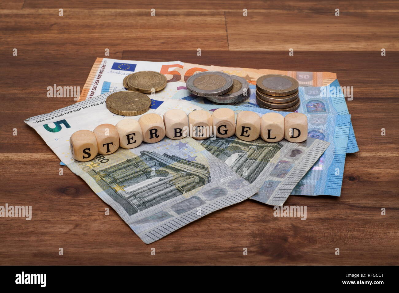 Die Euro Geldscheine und Münzen liegen auf dem Tisch mit dem Wort Sterbegeld Stock Photo
