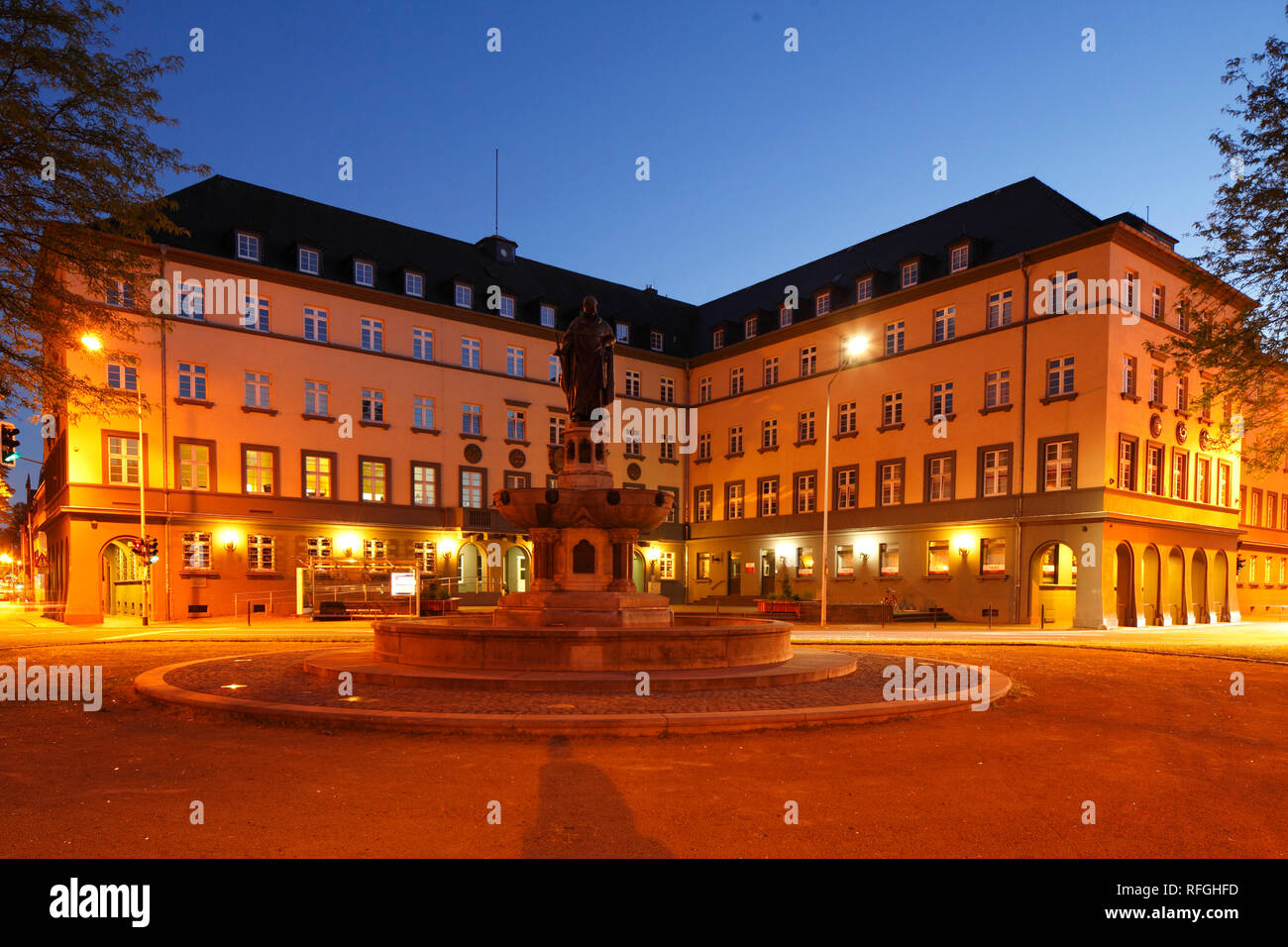 Balduinsbrunnen Commercial building of the former Reichsbahn headquarters at dusk, Trier. Rhineland-Palatinate, Germany I Balduinsbrunnen Geschäftsgeb Stock Photo