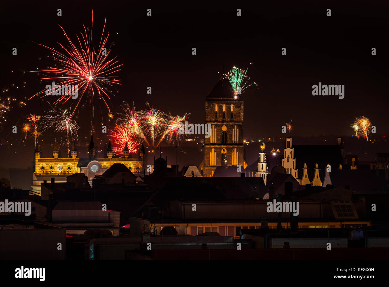 Feuerwerk in Rostock zu Silvester, Blick über die Stadt, die Gebäude und Dächer Stock Photo