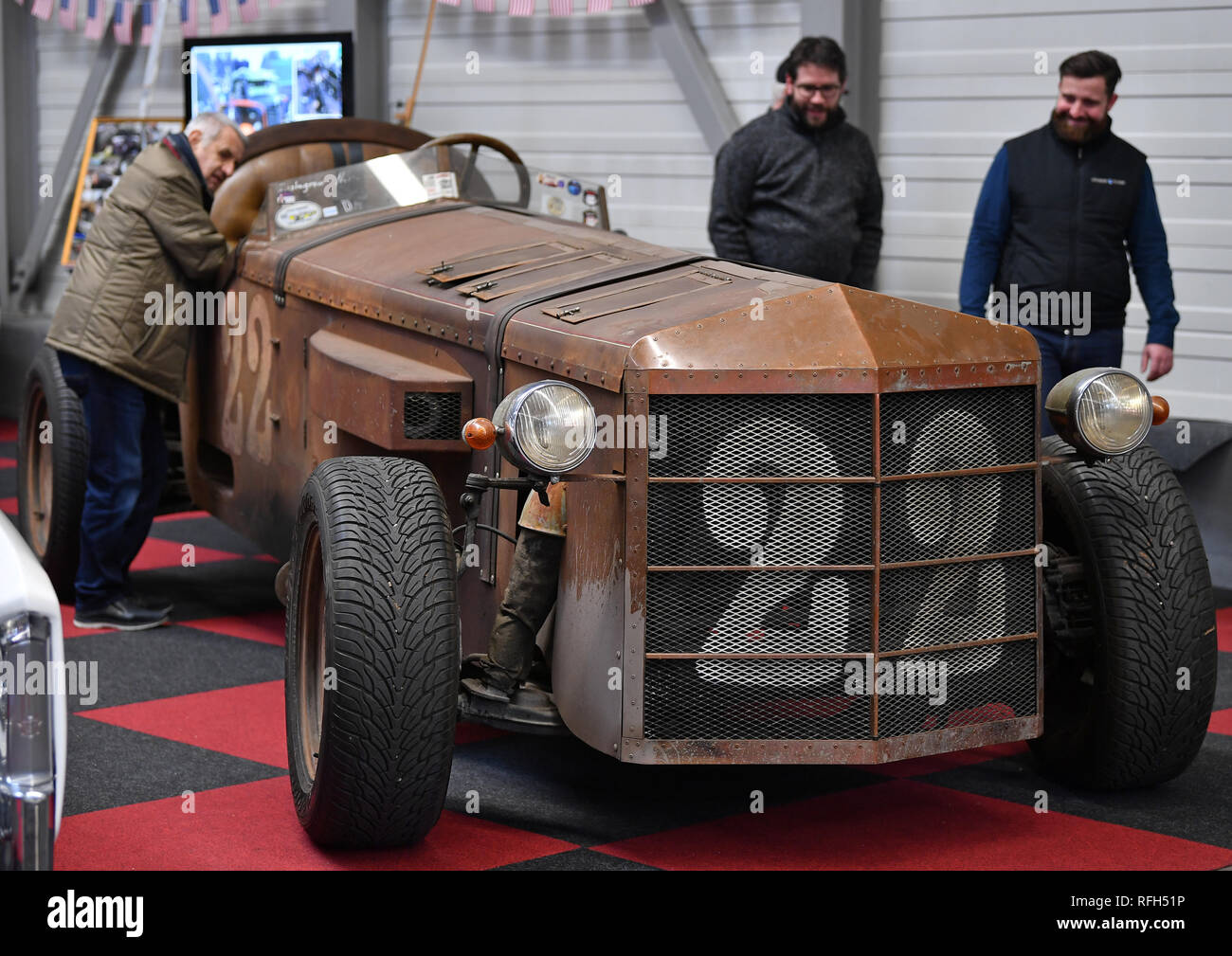 Erfurt Germany 25th Jan 2019 Visitors Watch A Show Car At The