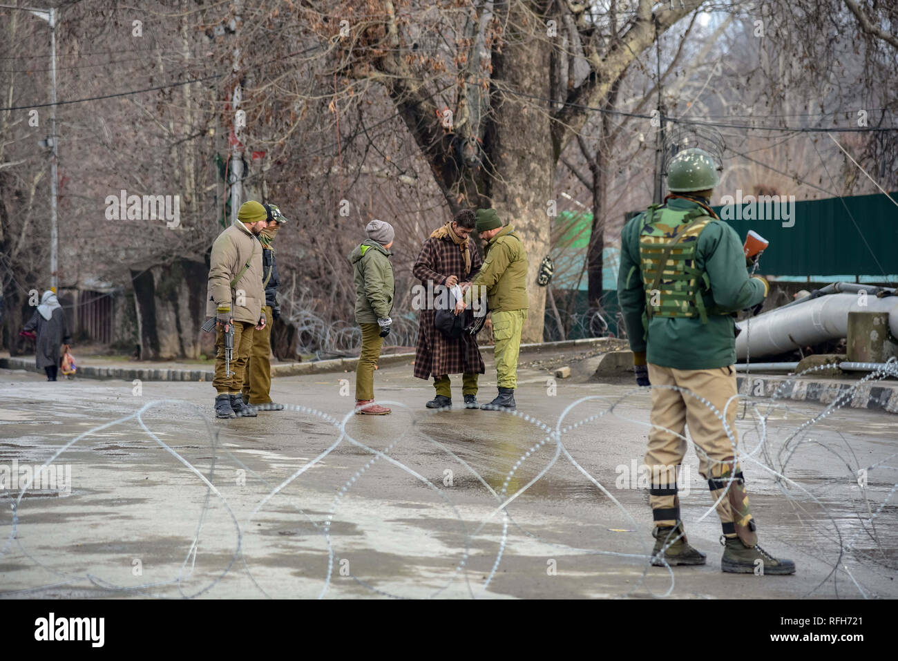 January 25, 2019 - Srinagar, Jammu & Kashmir, India - Indian policemen seen checking bag of a commuter ahead of India's Republic day in Srinagar.Security in Kashmir valley has been increased ahead of India's 70th Republic day on Saturday. Credit: Idrees Abbas/SOPA Images/ZUMA Wire/Alamy Live News Stock Photo