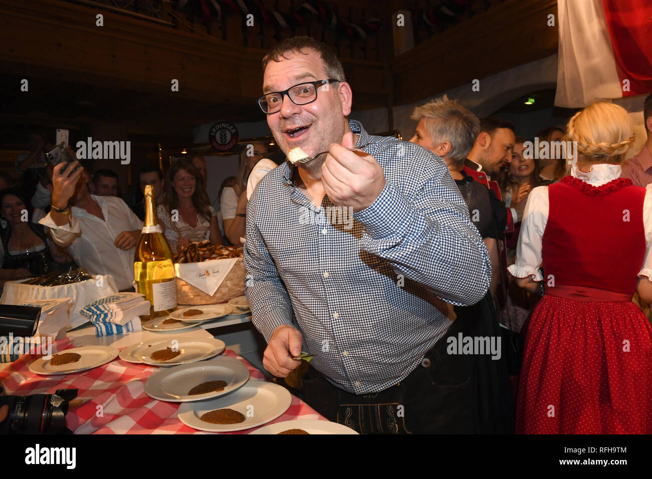 Going, Germany. 25th Jan, 2019. Elton's eating Weißwurst at the Stanglwirt white sausages party. After today's downhill race at the Hahnenkamm race, the celebrities celebrate at the party until late into the night. Credit: Felix Hörhager/dpa/Alamy Live News Stock Photo