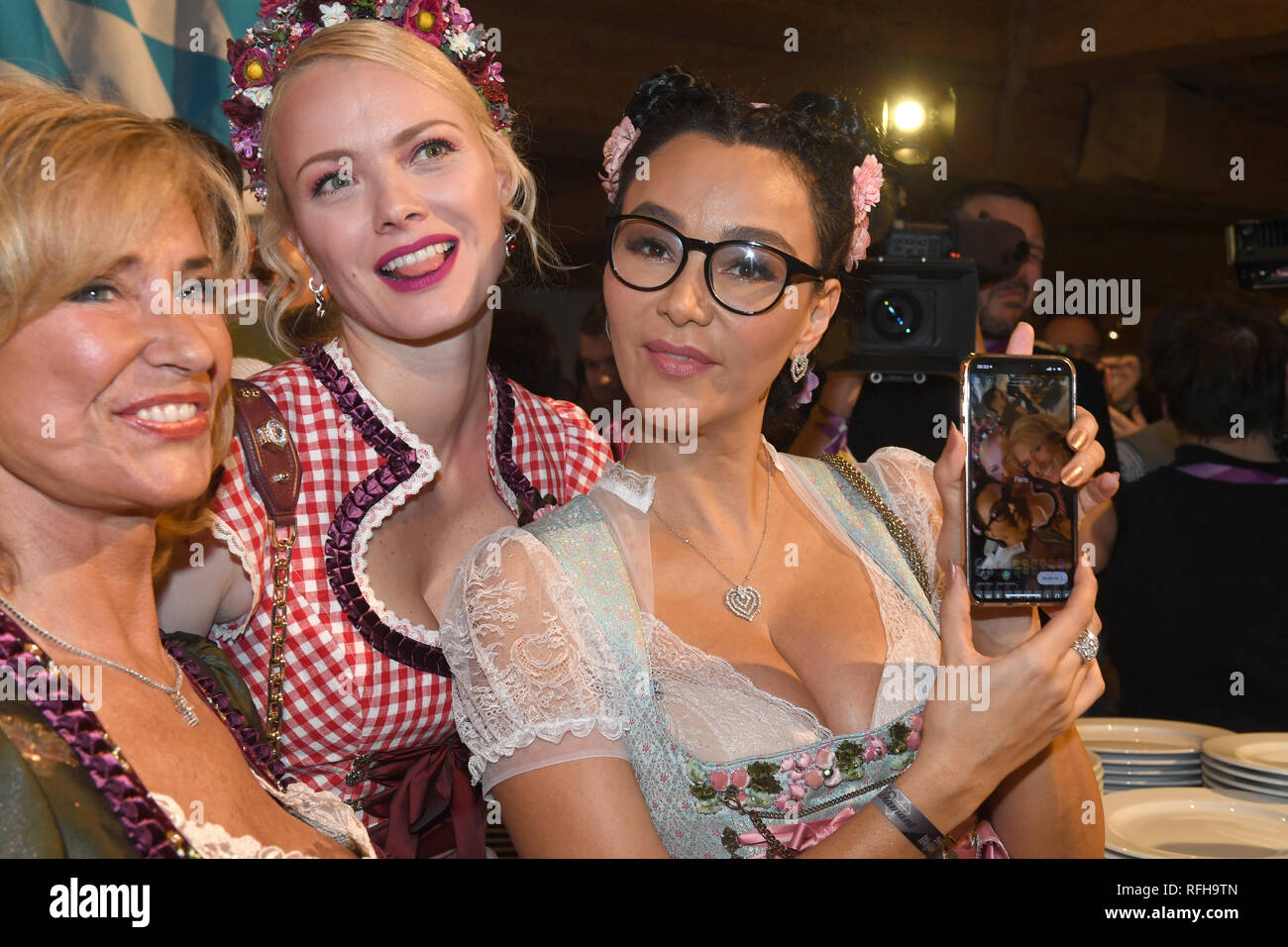 Going, Germany. 25th Jan, 2019. The politician Dagmar Wöhrl (l-r), the model Franziska Knuppe and the presenter Verona Pooth celebrate at the Weißwurstparty in the Stanglwirt. After today's downhill race at the Hahnenkamm race, the celebrities will be celebrating at the Weißwurst party until late into the night. Credit: Felix Hörhager/dpa/Alamy Live News Stock Photo