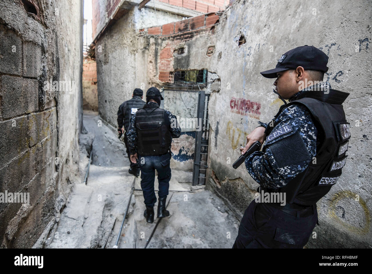 Caracas, Venezuela. 25th Jan, 2019. Members of the Bolivarian National Police Special Forces (''˜FAES' in Spanish) seen taking position during a Police raid operation against criminal groups at Petare slum in Caracas. Credit: Roman Camacho/SOPA Images/ZUMA Wire/Alamy Live News Stock Photo