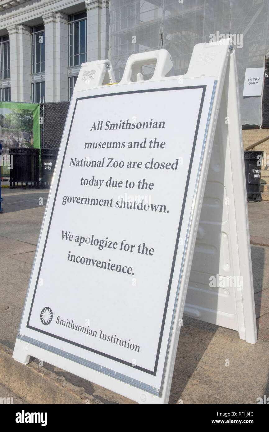 Washington DC 01 09 2019. A sign at the National Museum of Natural History announces that Smithsonian museums and the National Zoo are closed due to t Stock Photo