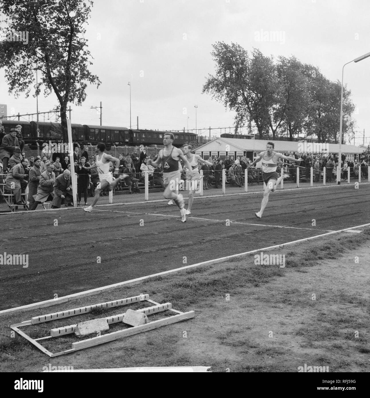 Atletiek Nenytobaan Rotterdam Finish hardloopnummer, Bestanddeelnr 913-9812. Stock Photo