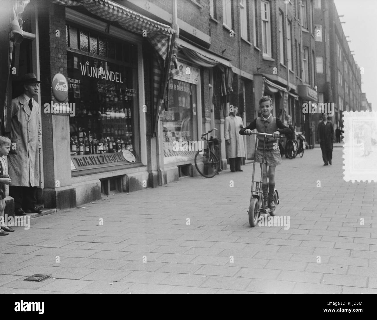 Autoped met stuur beweegbaar voor voortbeweging, Bestanddeelnr 904-7054. Stock Photo