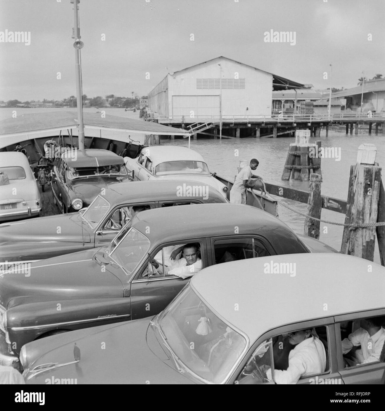 Auto's op een pont in Suriname, Bestanddeelnr 252-2609. Stock Photo