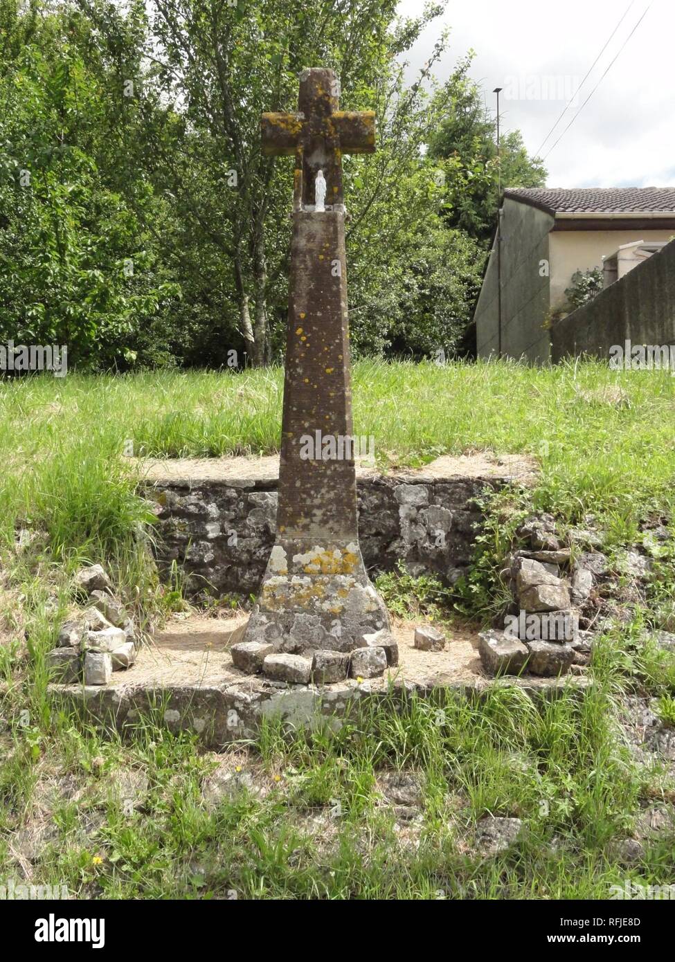 Autrepierre (M-et-M) croix de chemin D Stock Photo - Alamy