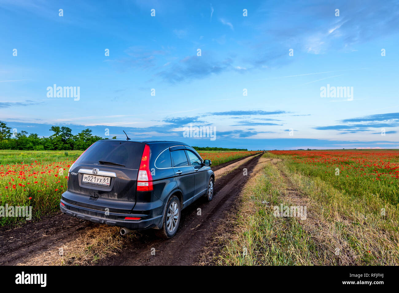 машина ехала медленно по проселочной дороге. дорога с машинами для детей. монстр на проселочной дороге. пейзаж дорога. машина едет по проселочной дороге.