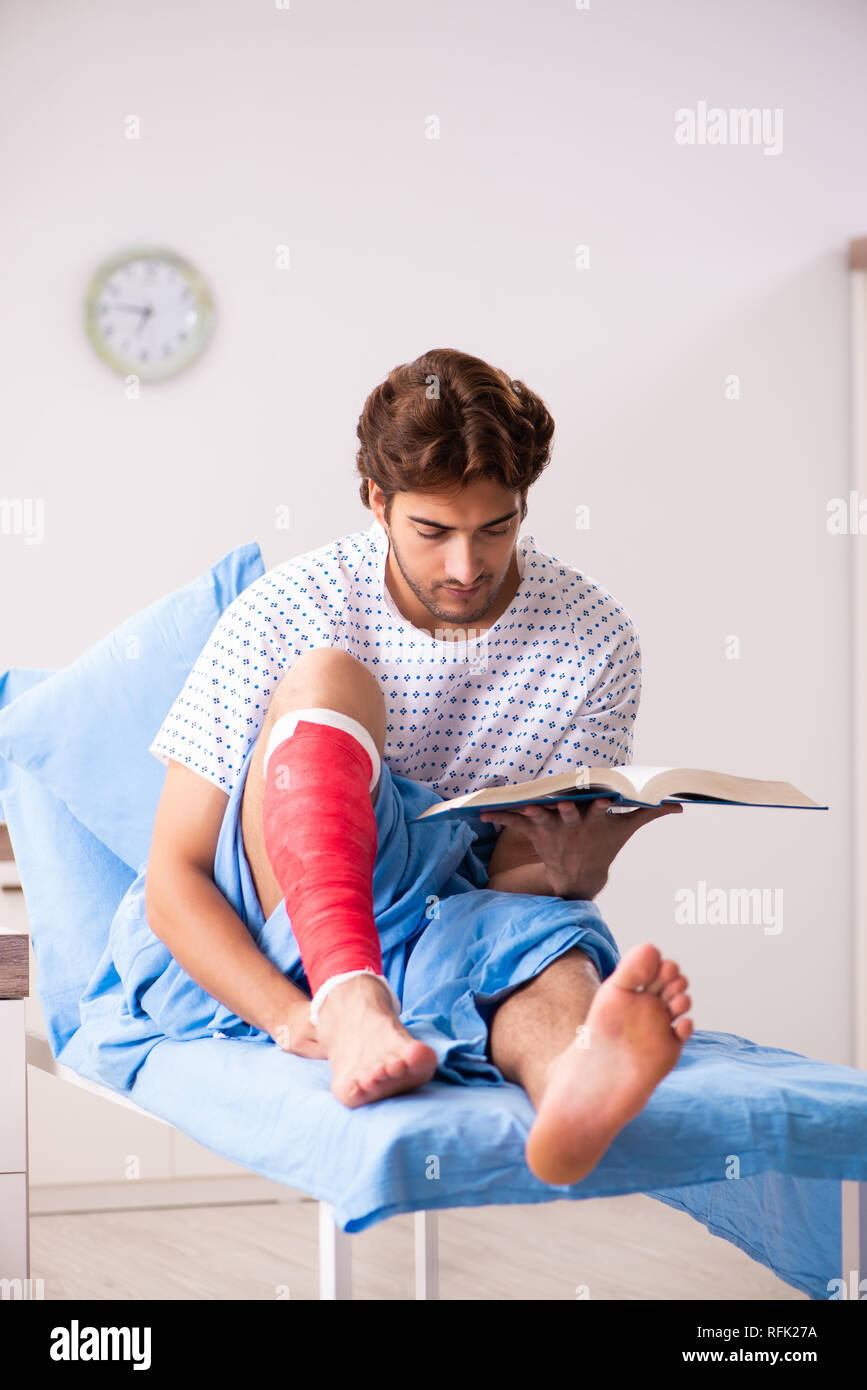 Man in hospital bandaged knee hi-res stock photography and images - Alamy