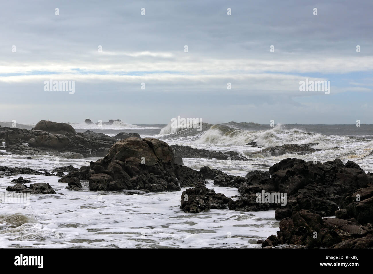 Huge waves breaking rocky beach hi-res stock photography and images - Alamy