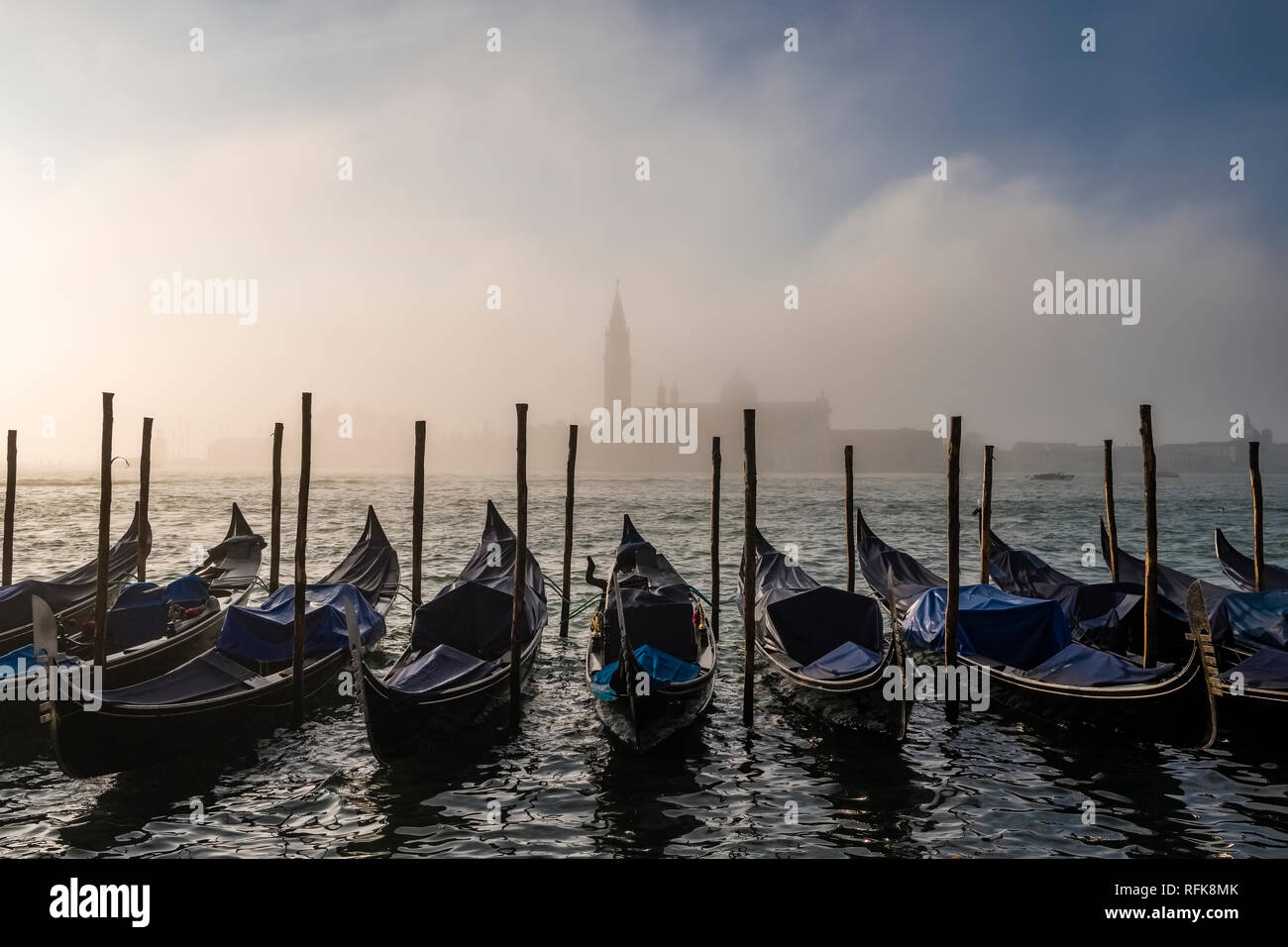Gondola tied up in canal hi-res stock photography and images - Alamy