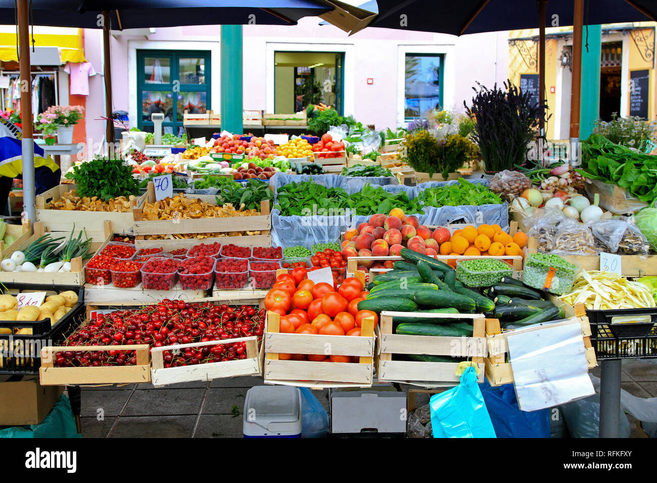 Fresh fruits and vegetables at farmers market Stock Photo - Alamy