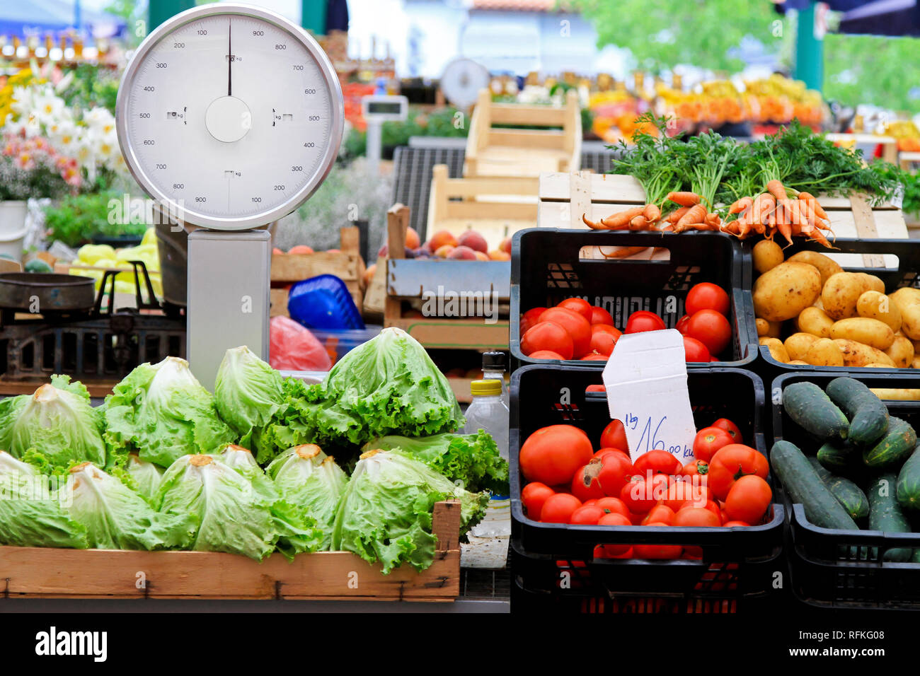Analog scale and vegetables at farmers market Stock Photo Alamy
