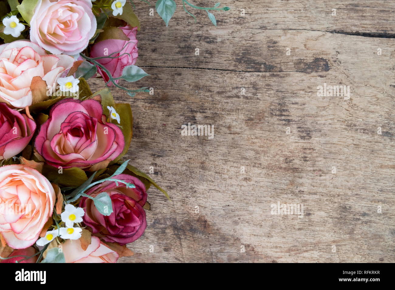 Hãy cùng nhau khám phá không gian sao chép với hoa hồng cổ điển trên nền gỗ sồi thô. Bộ ảnh này sẽ đưa bạn đến thế giới hoa hồng cổ điển, nơi bạn có thể tìm thấy sự thanh lịch và phong cách cổ điển cho phòng làm việc của mình.