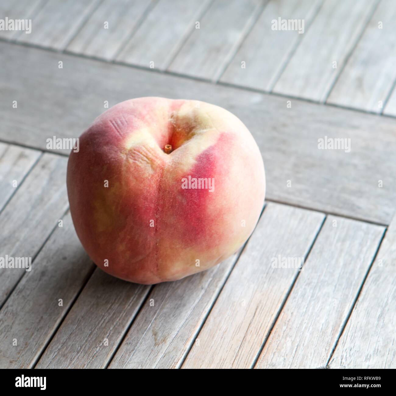 https://c8.alamy.com/comp/RFKWB9/peach-fruit-on-a-wooden-table-RFKWB9.jpg