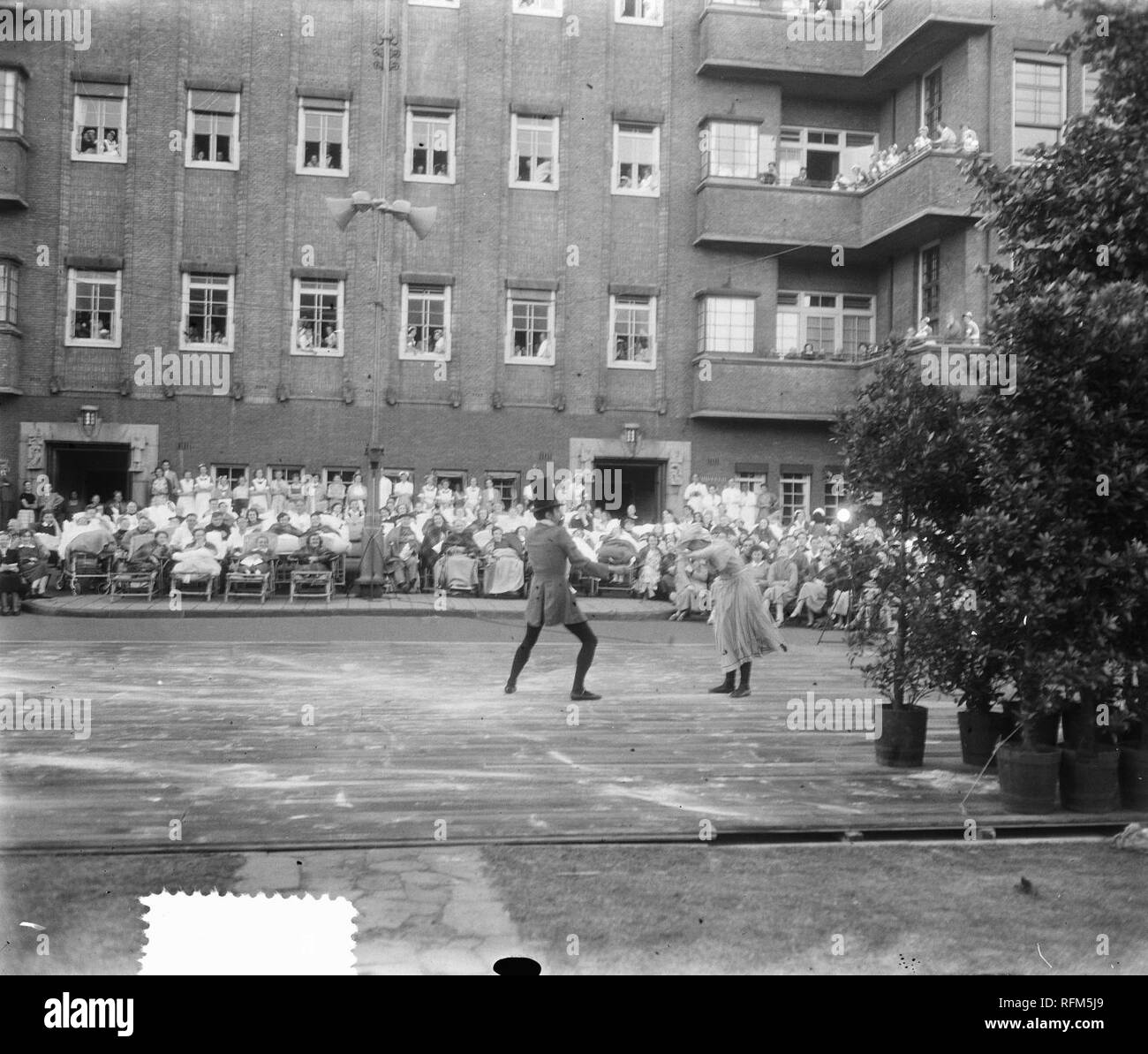 Balletvoorstelling voor patienten Wilhelmina Gasthuis, Bestanddeelnr 905-2541. Stock Photo