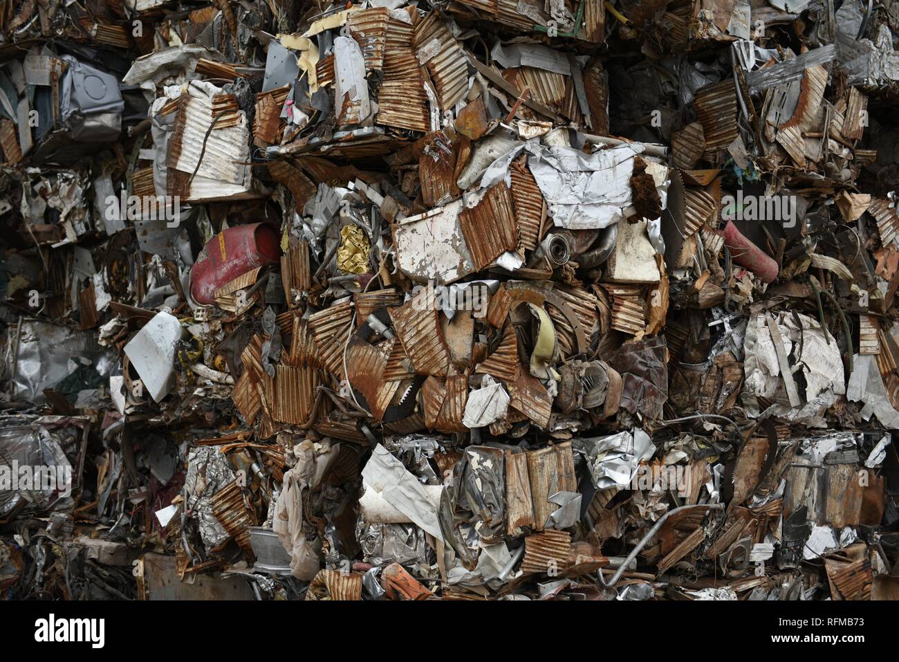 https://c8.alamy.com/comp/RFMB73/scrap-metal-recycling-in-the-usa-stacked-compacted-compressed-scrap-metal-cubes-for-scrap-metal-recycling-RFMB73.jpg