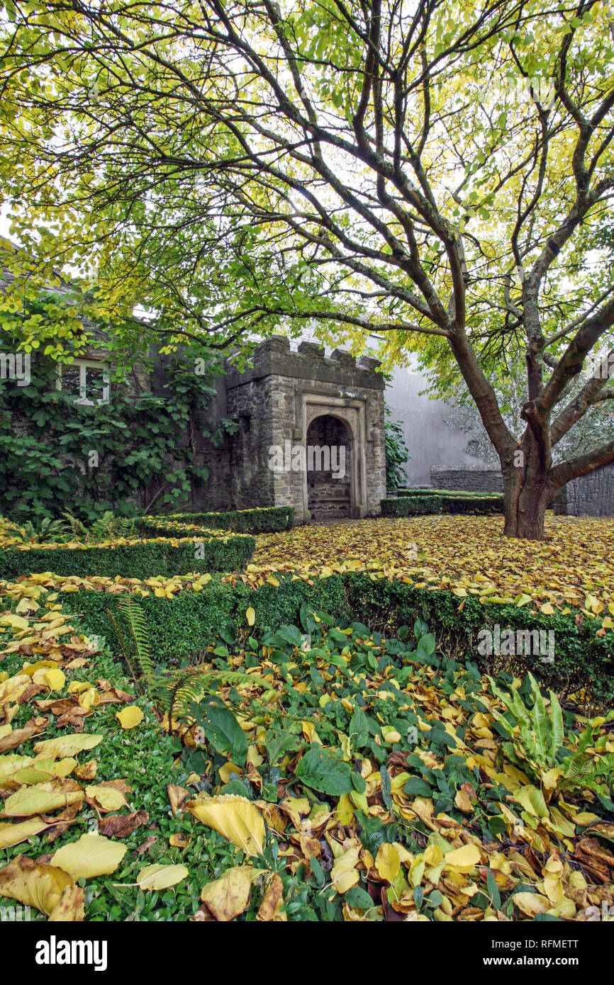 Elizabethan Gardens Plymouth Stock Photo Alamy