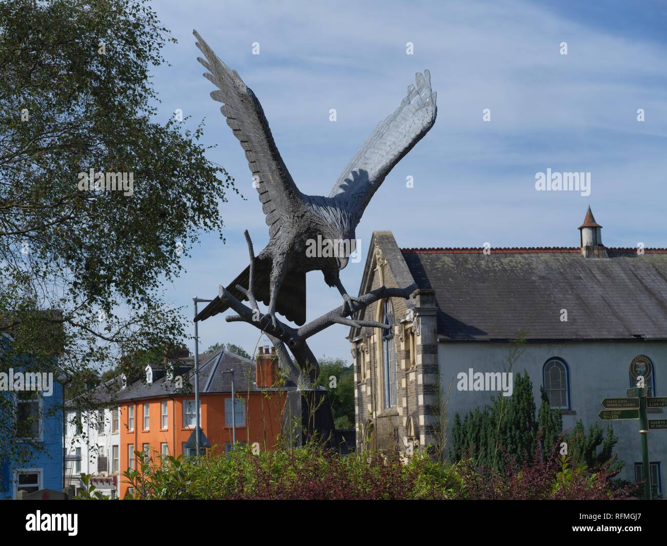 The Red Kite sculpture in Llanwrtyd Wells by the side of the A483 with the former Bethesda Chapel in the background Stock Photo