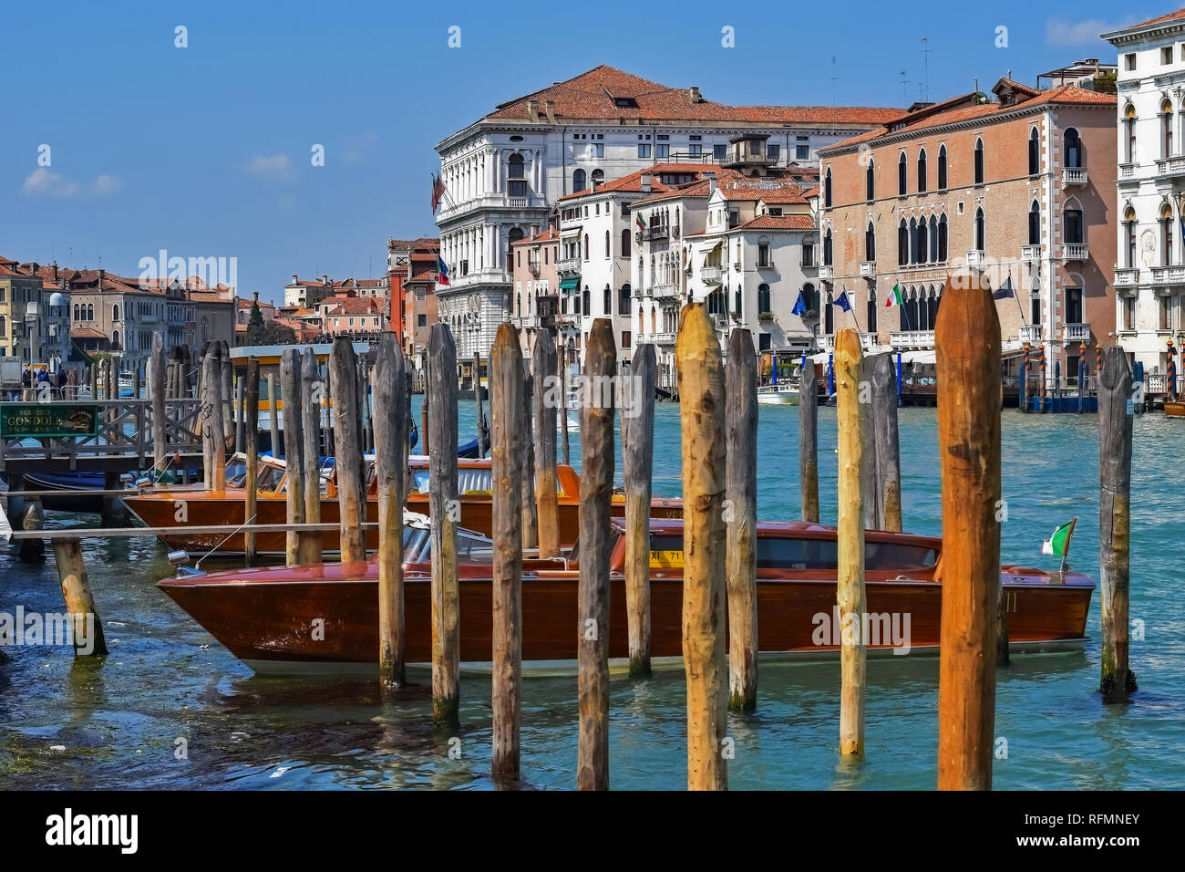 The Grand Canal in Venice Boat Parking Stock Photo - Alamy
