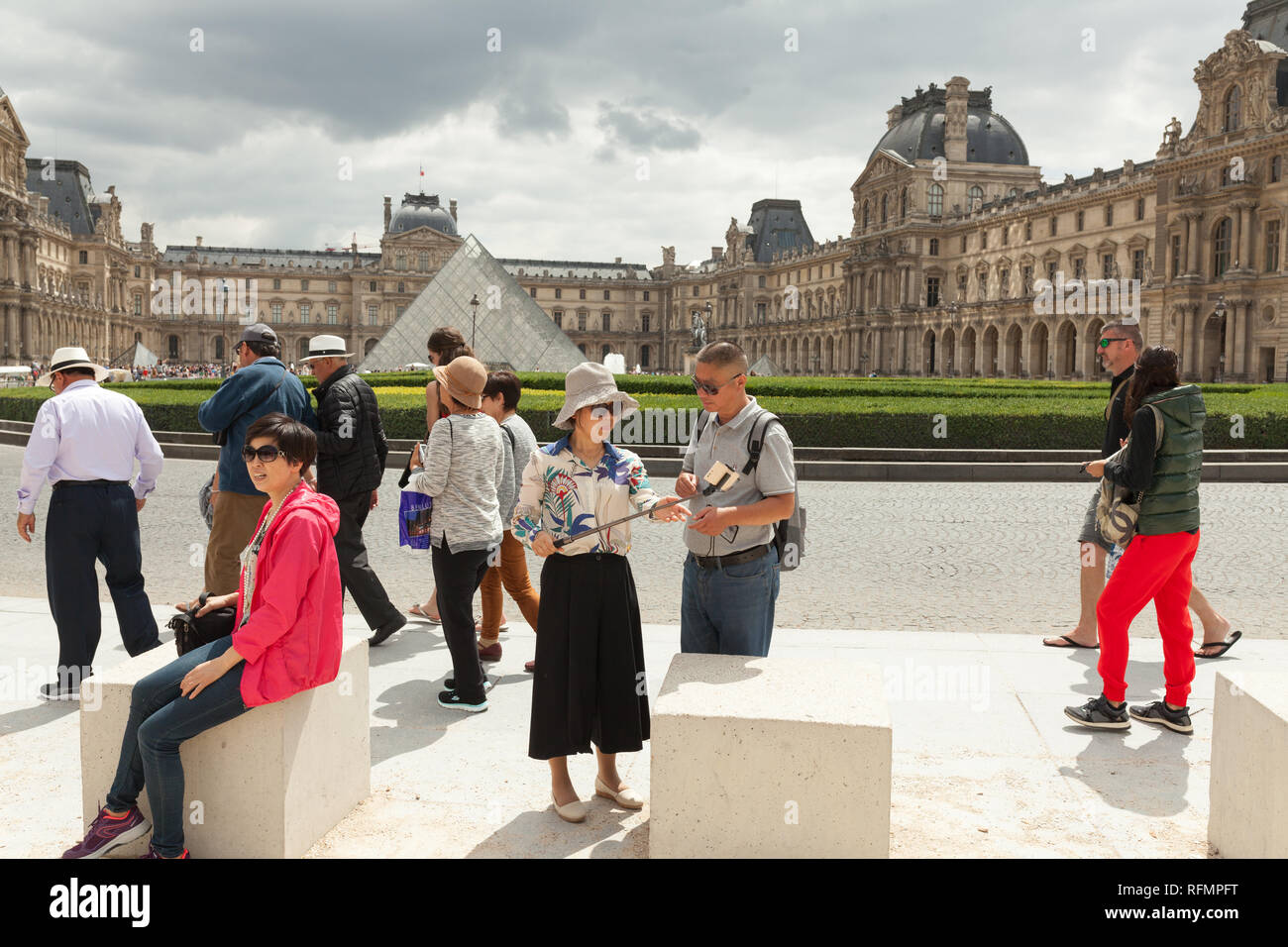 Франция 1 июня. Селфи на фоне Лувра. Праздник в Лувре на улице. Фотографии туристов Лувр. Фото двух людей на фоне Лувра.