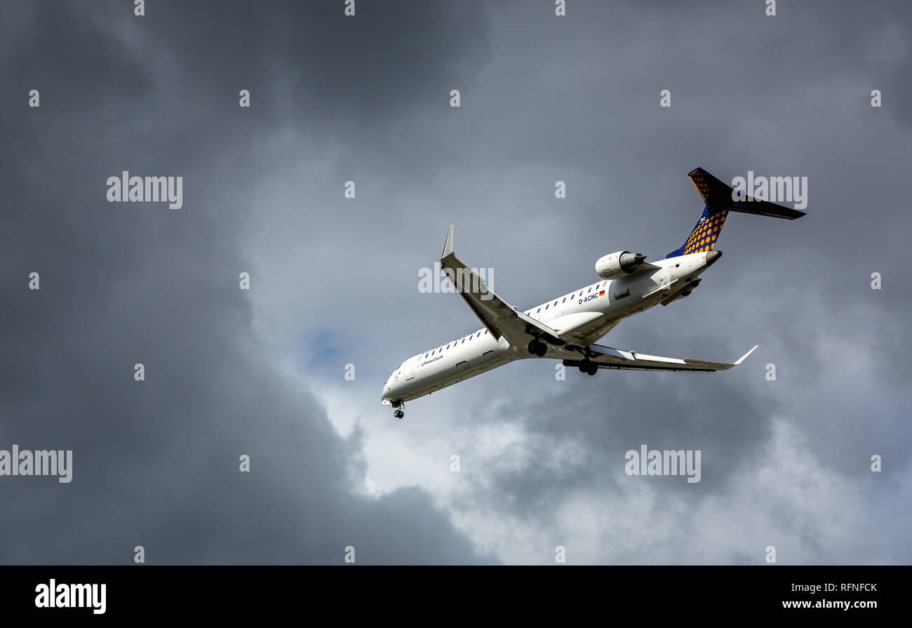 Bombardier crj 900lr hi-res stock photography and images - Alamy