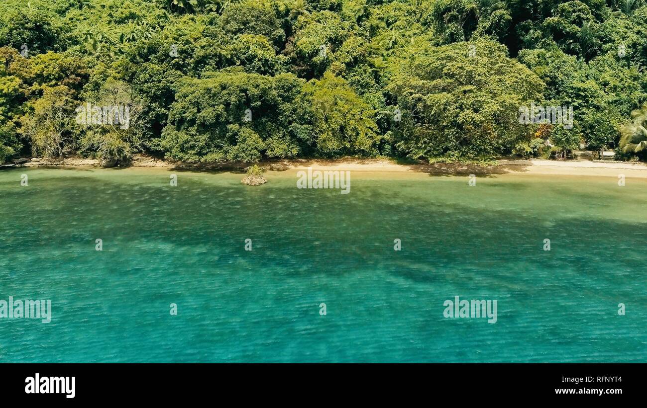 Remote Ocean Hidden tropical beach empty sandy hi-res stock photography and images ...