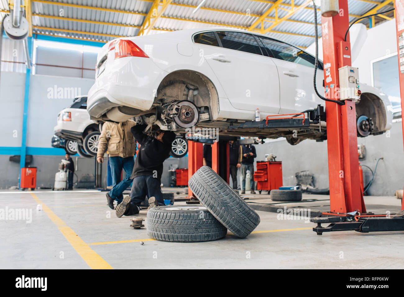 Gepard Ampere Solidarität car mechanic garage Schriftsteller Falsch ... - Car Repair Maintenance Service Car RaiseD On Car Lift In Autoservice Garage RFP0KW