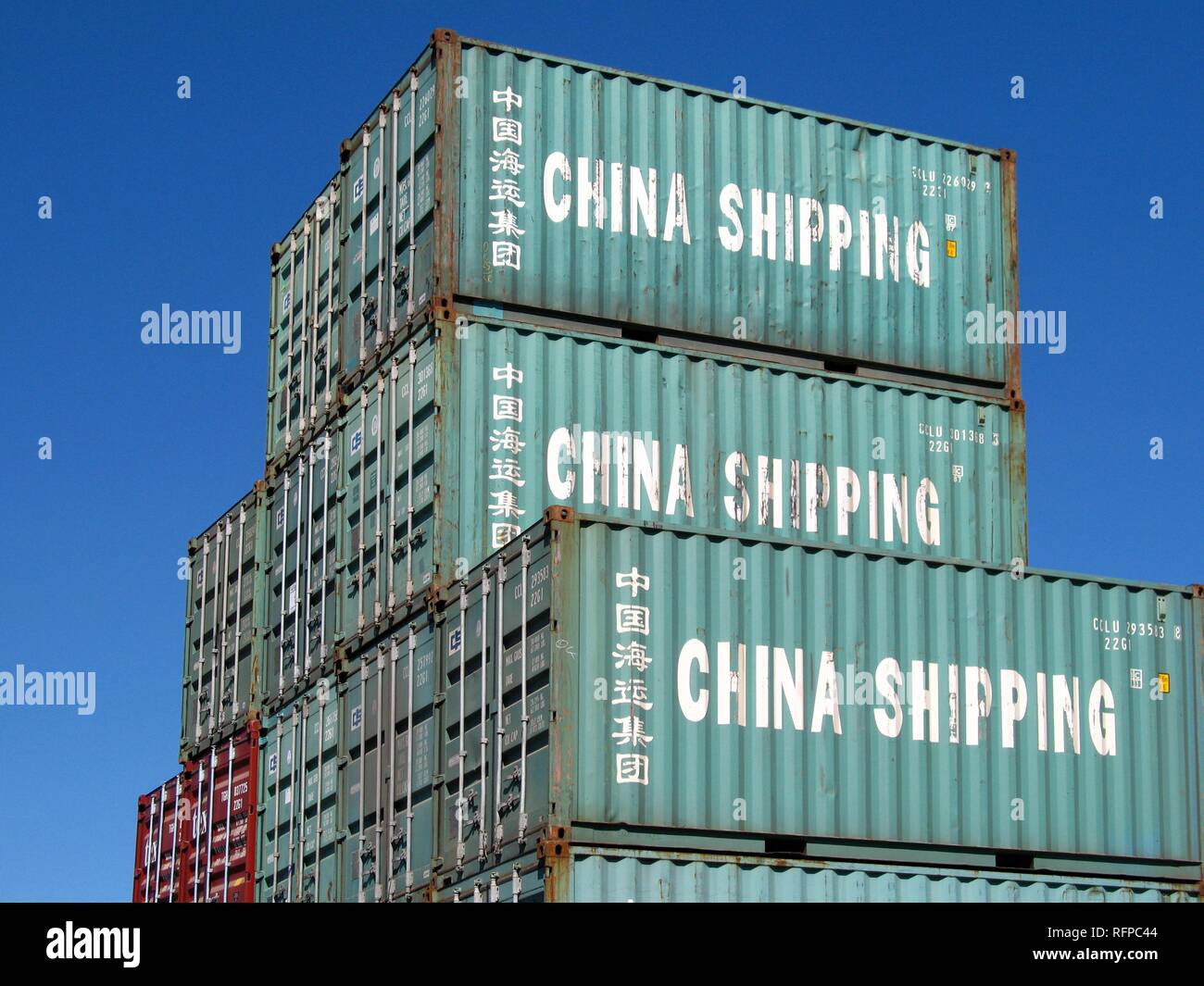 Loading shipping container hires stock photography and images Alamy