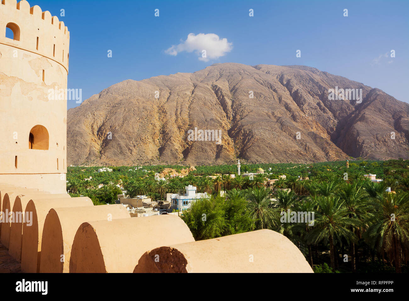 Nahkal Fort and oasis of date palms under the mountain (Oman) Stock Photo
