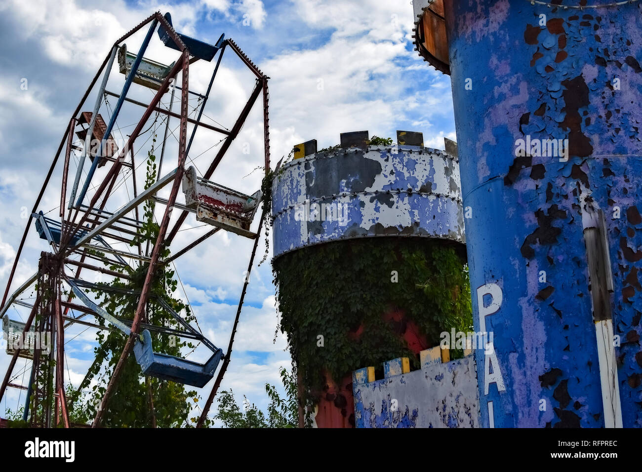 Abandoned amusement park hi-res stock photography and images - Alamy