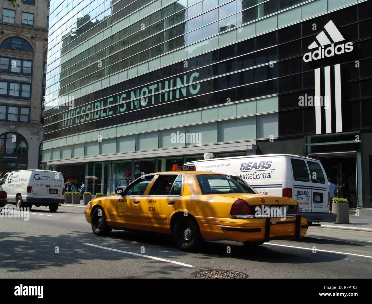 Ter ere van noot aardbeving USA, United States of America, New York City: Adidas store on Houston  Street Stock Photo - Alamy