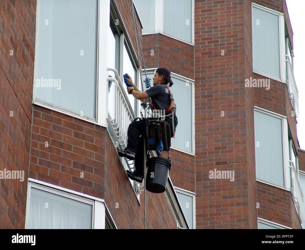USA, United States of America : Window cleaner, abseiling from the roof to each floor. Stock Photo