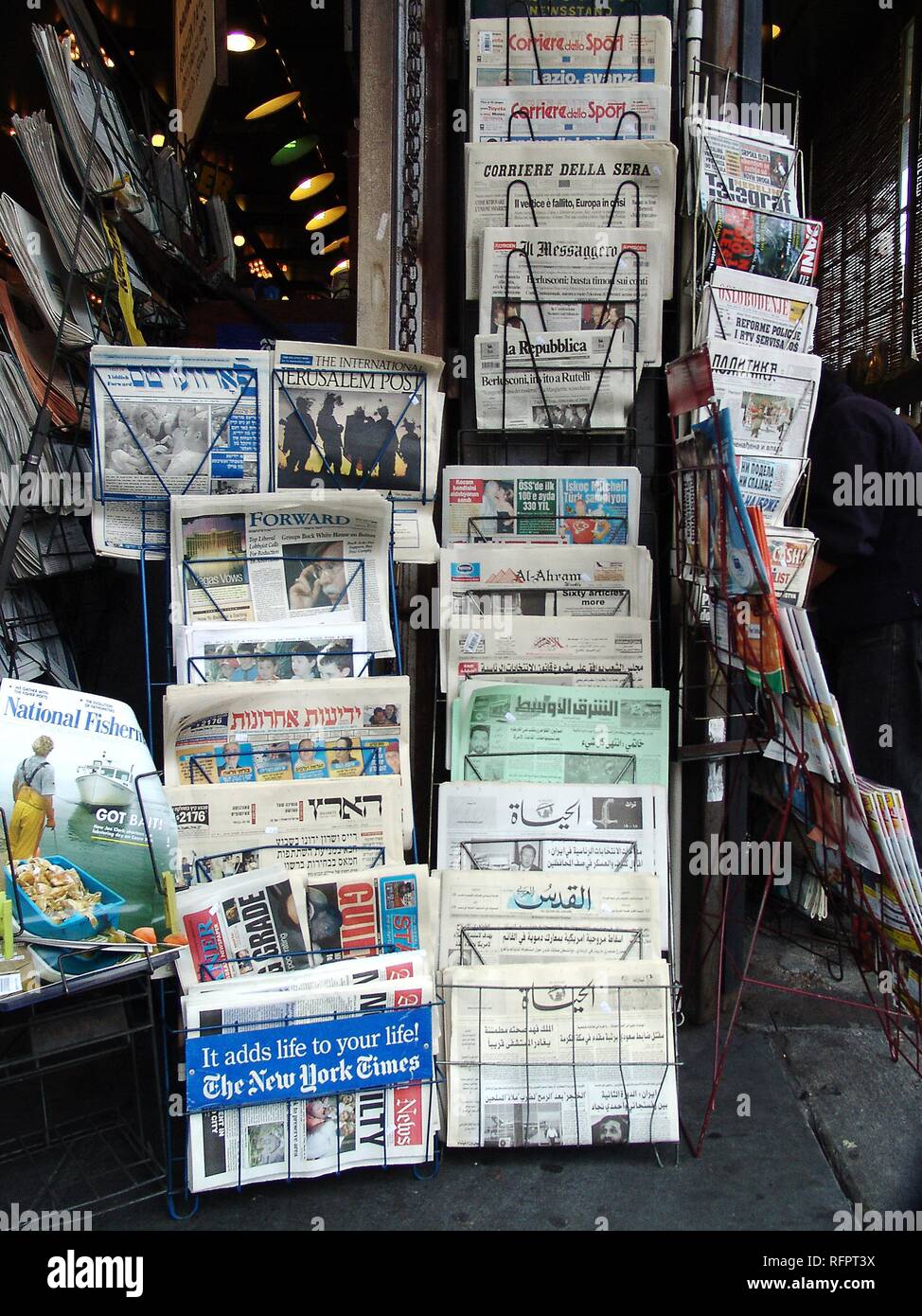 USA, United States of America : News stand. Newspaper shop. International papers. Stock Photo