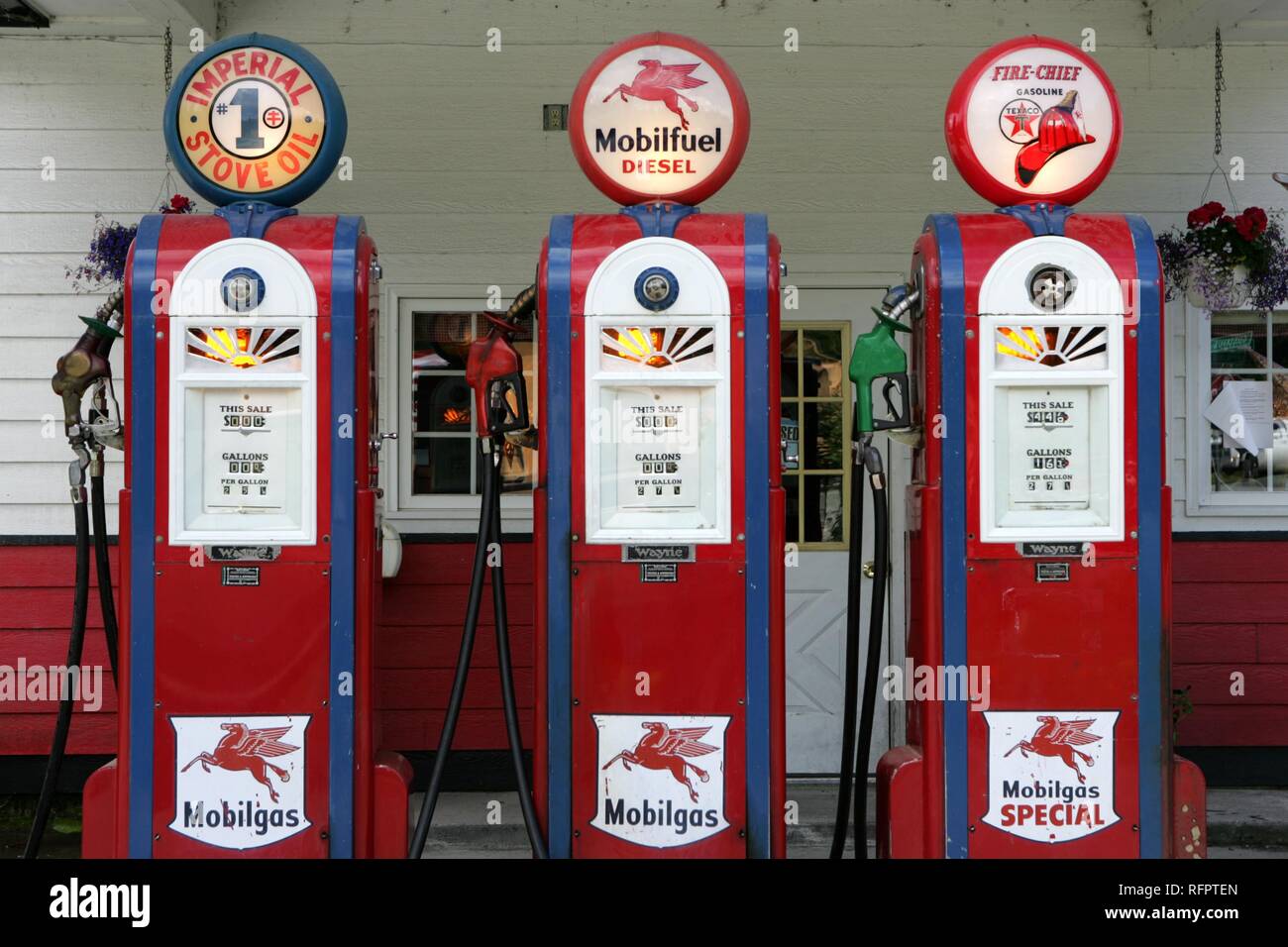 USA, United States of America. Gustavus : Historical Gas station, with old gas pumps. Stock Photo