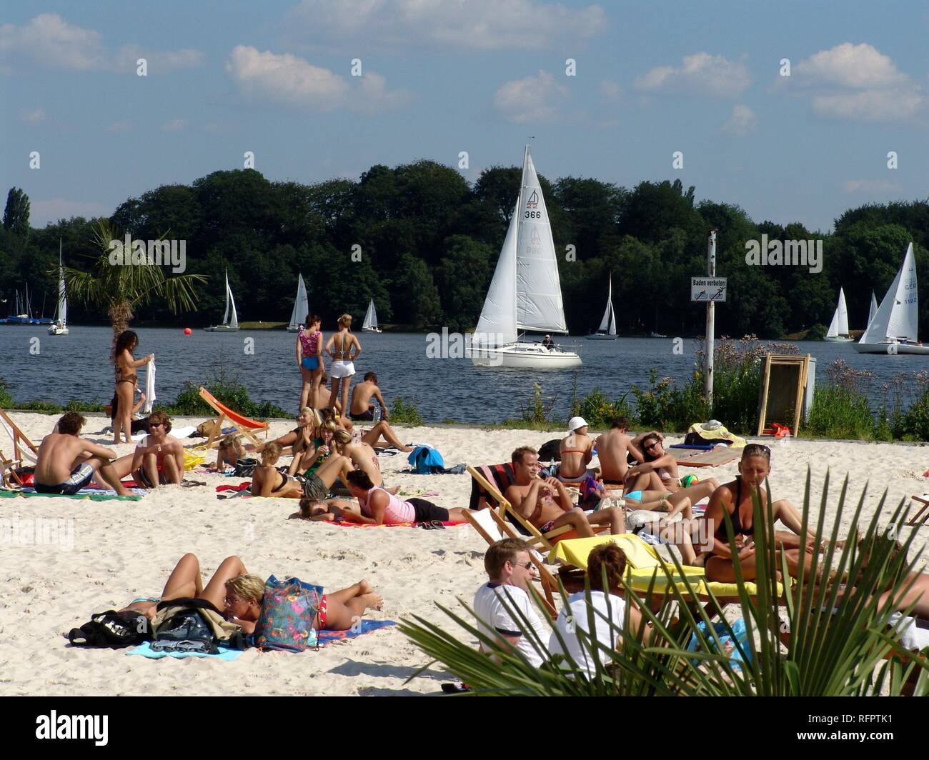 DEU, Germany, Essen : Baldeneysee lake, river Ruhr. Artificial sand beach for chilling and fun at the Ruhr shore. Seaside Beach Stock Photo