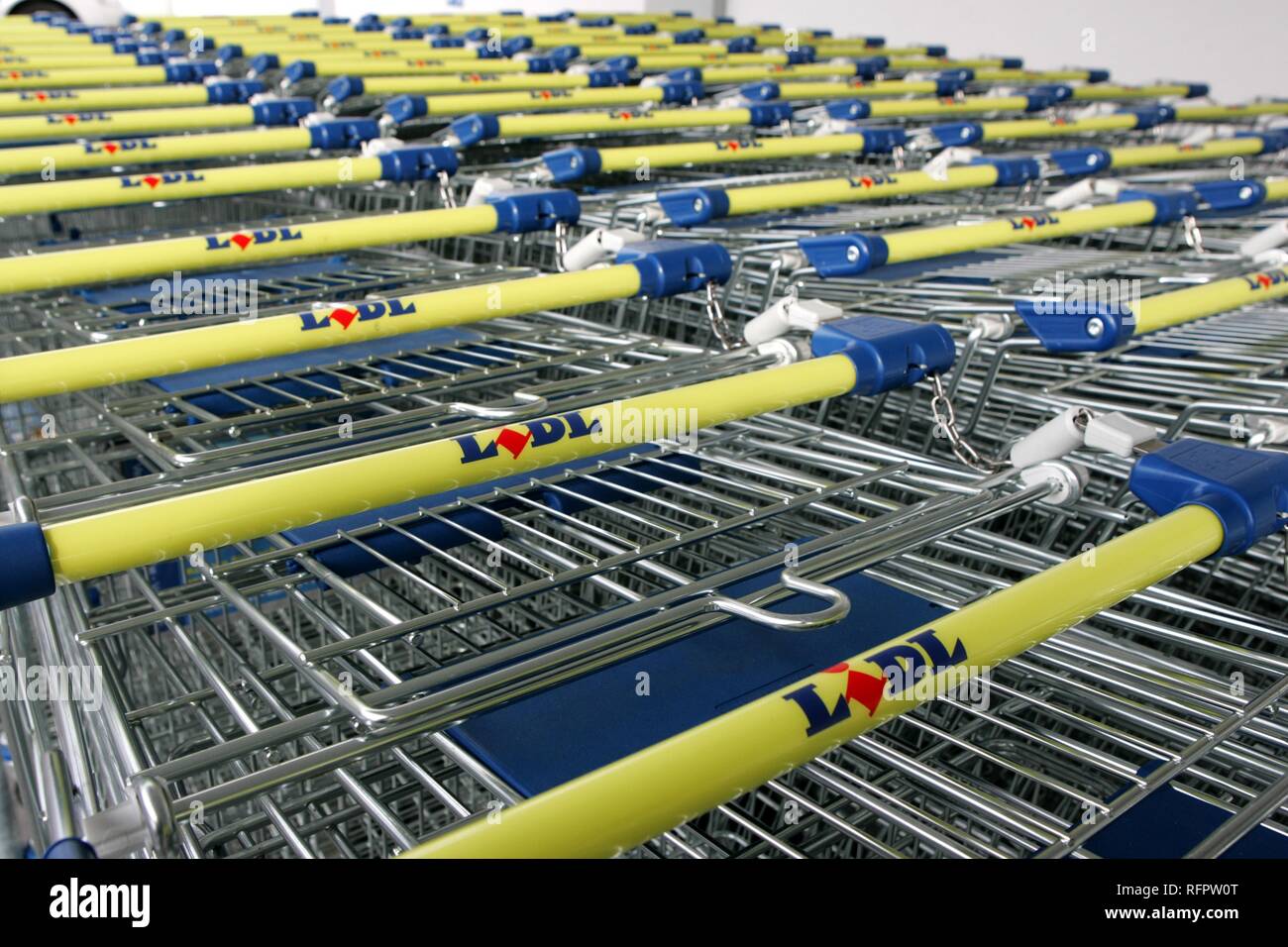Lidl Shopping Trolley High Resolution Stock Photography and Images Alamy