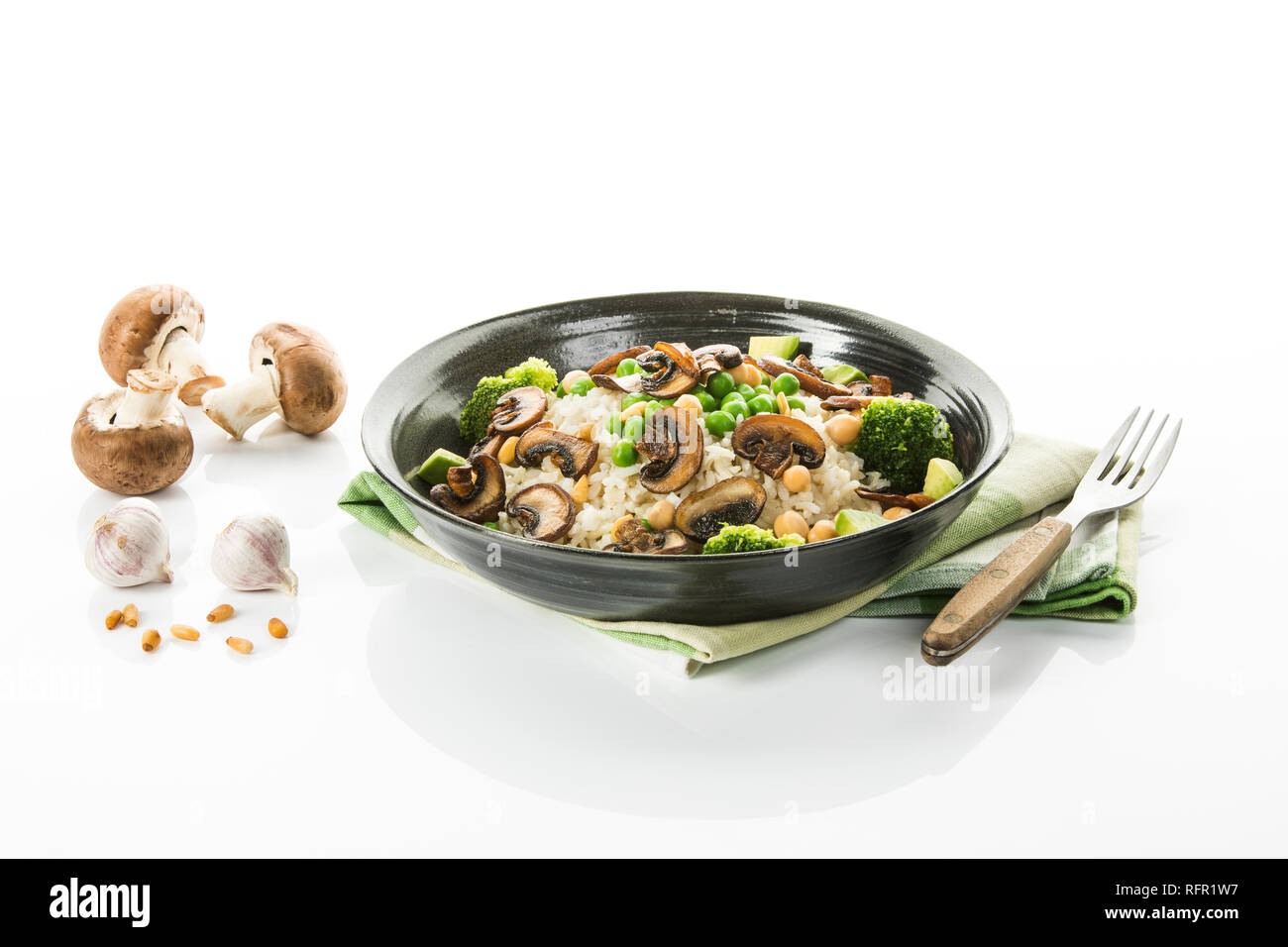 veganes Gericht: Naturreis mit Champignons, Erbsen, Kichererbsen, Avocado, Brokkoli Stock Photo