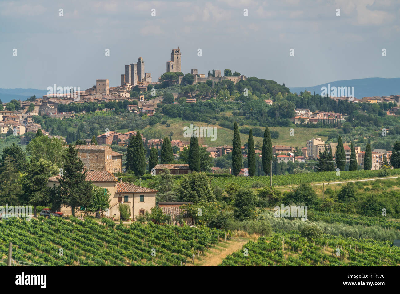 Landschaft um San Gimignano, Toskana, Italien  |   Landscape around San Gimignano, Tuscany, Italy Stock Photo