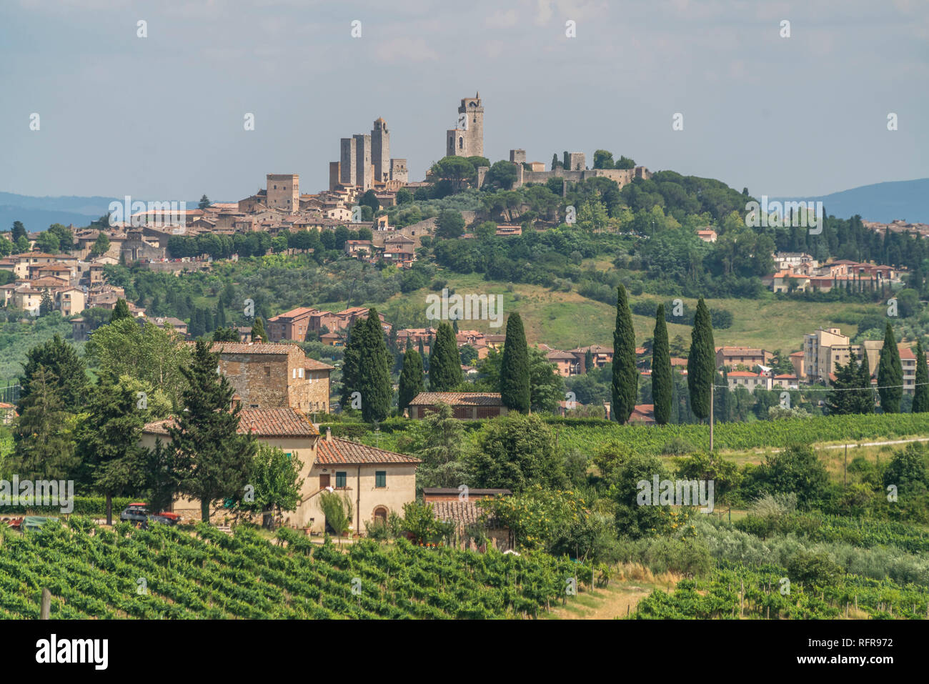 Landschaft um San Gimignano, Toskana, Italien  |   Landscape around San Gimignano, Tuscany, Italy Stock Photo