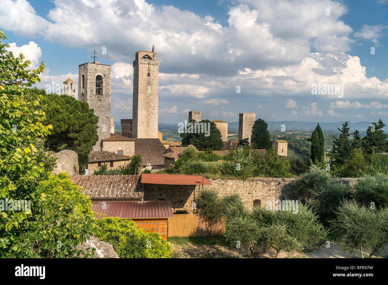 mittelalterliche Geschlechtertürme in San Gimignano, Toskana, Italien  |   medieval tower houses of San Gimignano, Tuscany, Italy Stock Photo