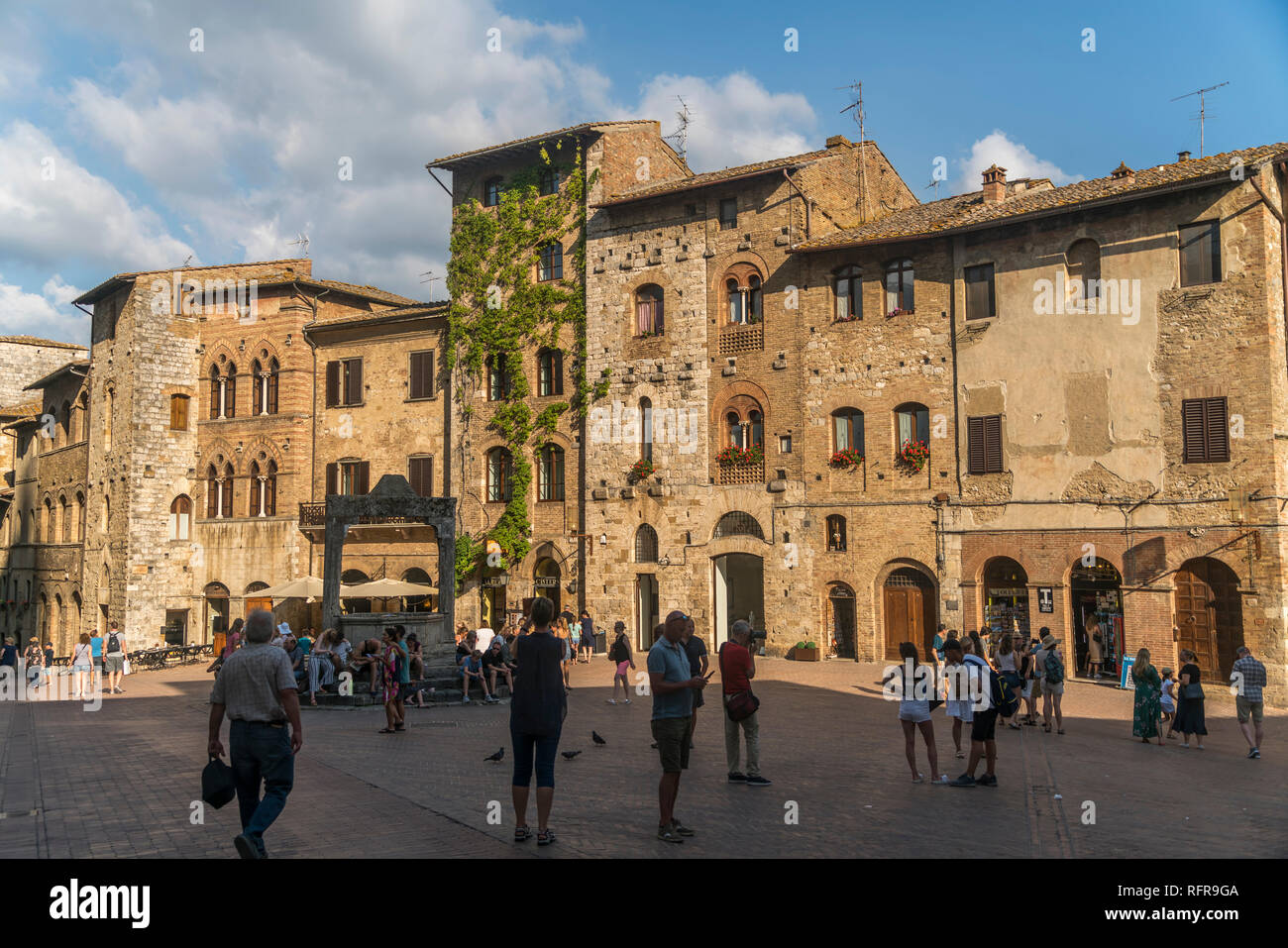 Piazza della cisterna im historischen Zentrum San Gimignano, Toskana, Italien  |   Piazza della cisterna square at the historic centre, San Gimignano, Stock Photo