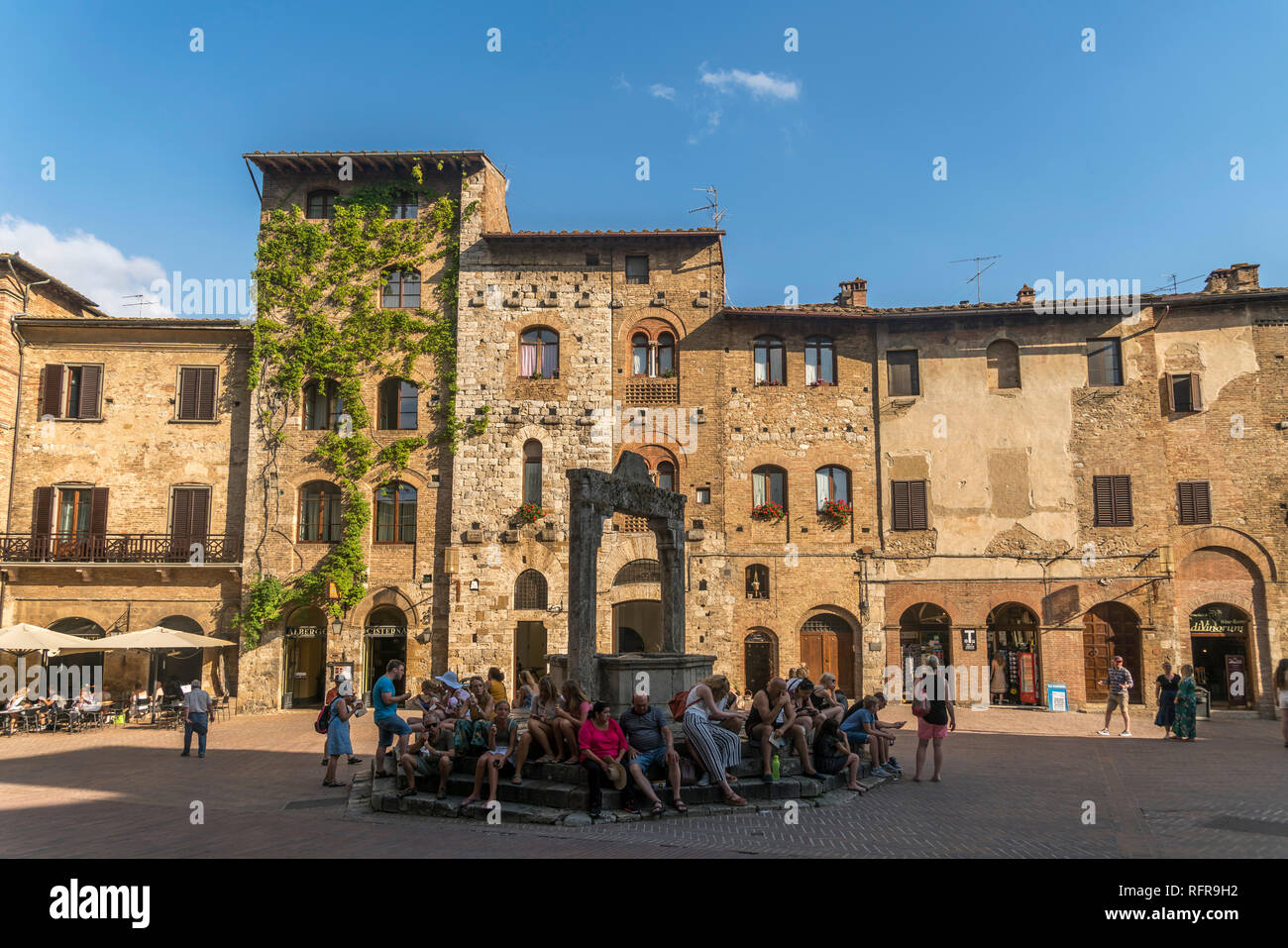 Piazza della cisterna im historischen Zentrum San Gimignano, Toskana, Italien  |   Piazza della cisterna square at the historic centre, San Gimignano, Stock Photo