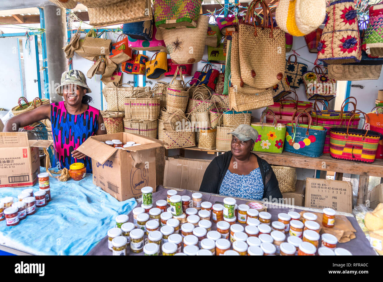 Verkäuferin auf dem Markt in  Port Mathurin, Insel Rodrigues, Mauritius  | sales woman on the market in  Port Mathurin, Rodrigues island,  Mauritius,  Stock Photo